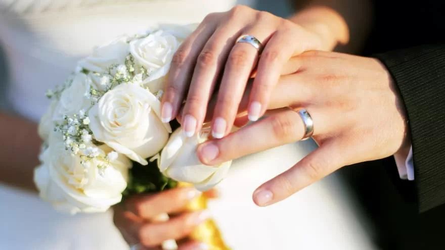 nhẫn cưới nên được đeo ở ngón áp út