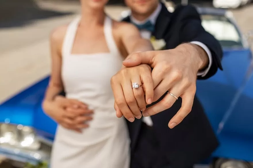 Nhẫn cưới đeo tay nào là đúng nhất cho cặp vợ chồng?