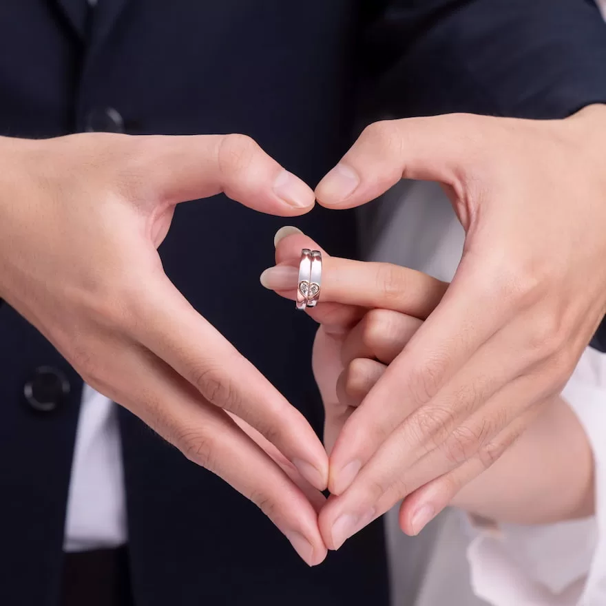 quyết định nhẫn cưới đeo tay nào ngón nào là tùy vào vợ và chồng