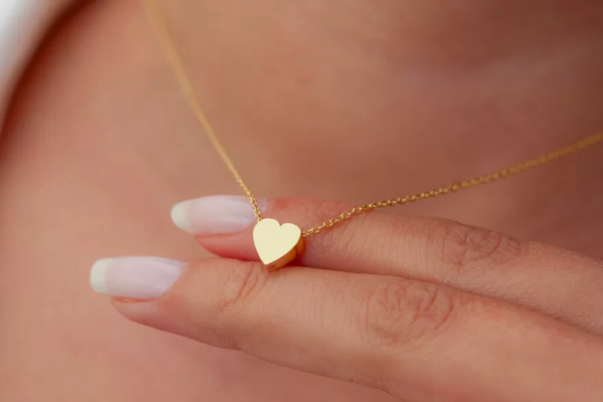 mặt dây chuyền hình trái tim tượng trưng cho tình yêu