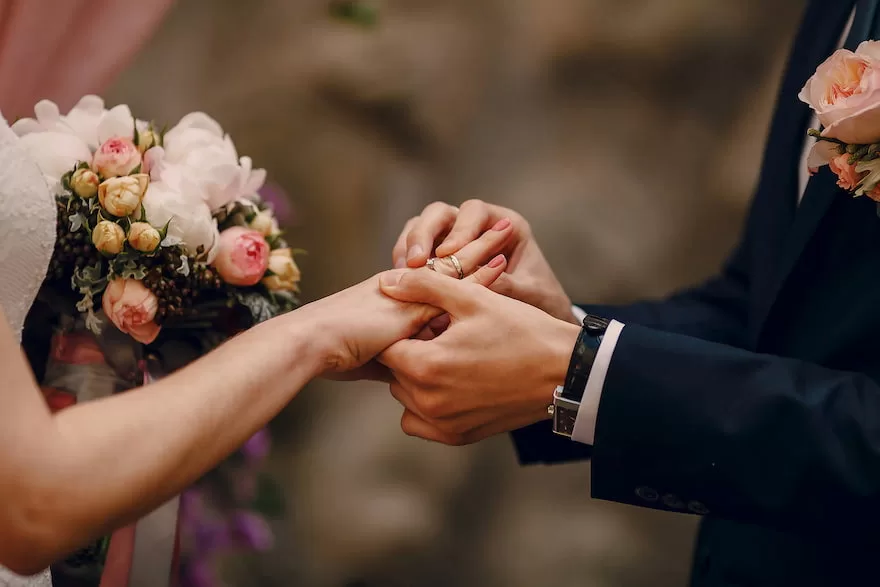 nhẫn cưới được đeo bởi cả cô dâu và chú rể, thường có họa tiết trơn