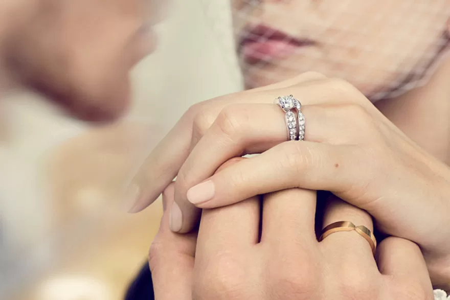 nhẫn cầu hôn đeo ngón nào để kết hợp tinh tế với nhẫn cưới