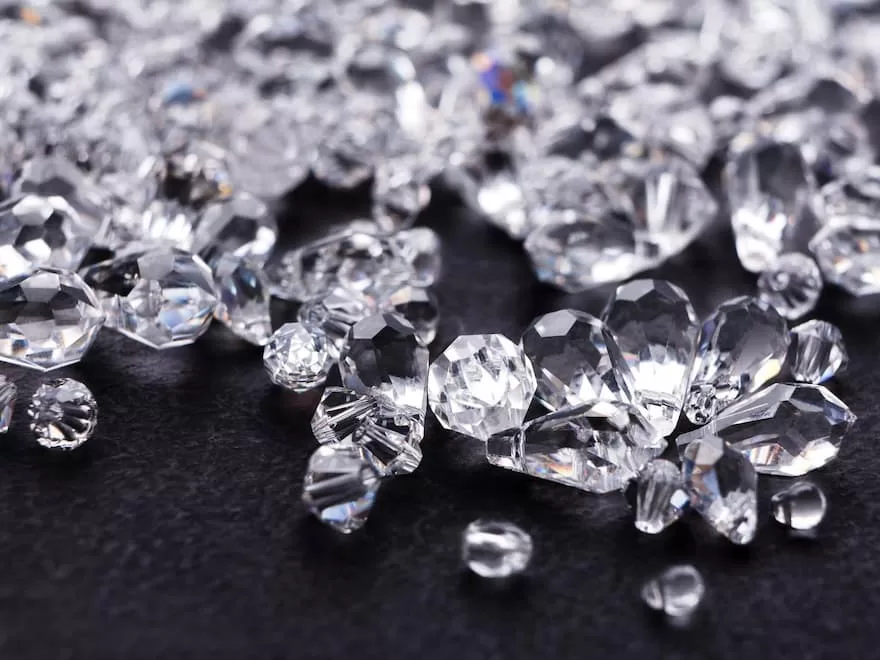 hột xoàn thường có giá thành cao hơn so với kim cương