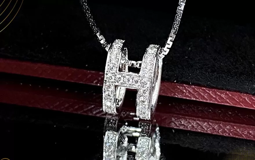 mặt dây chuyền chữ H đính kim cương lấp lánh