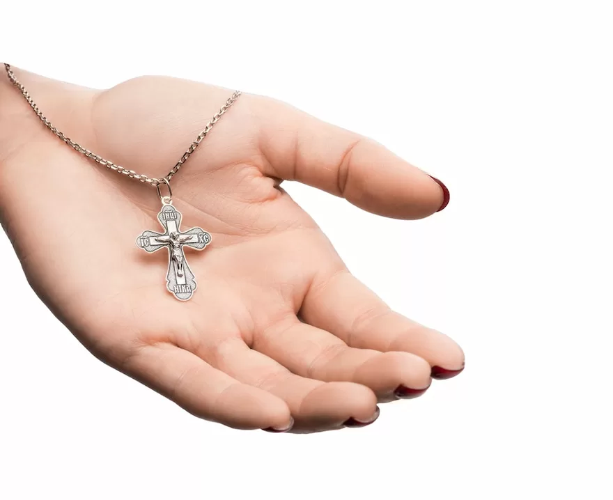 Mặt dây chuyền thánh giá là biểu tượng thiêng liêng của đạo Công Giáo