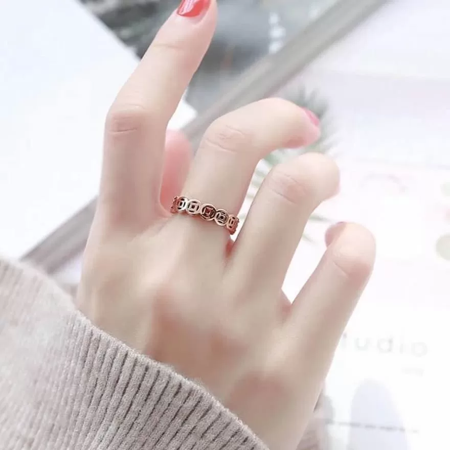 Khám phá ý nghĩa con gái đeo nhẫn ngón giữa tay trái