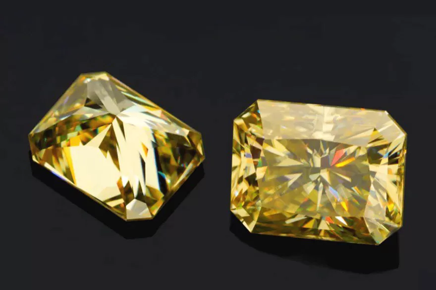 kim cương vàng sáng hoặc ngả màu có giá trị thấp nhất