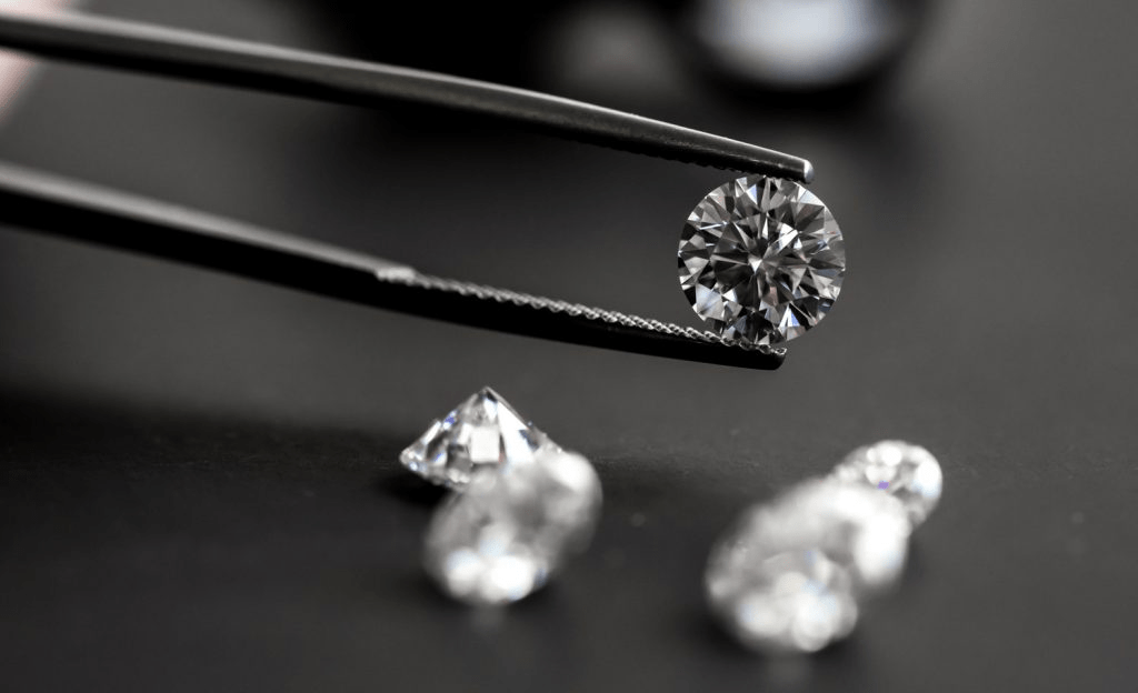 Bông tai kim cương nhân tạo giá rẻ và có độ lấp lánh cao