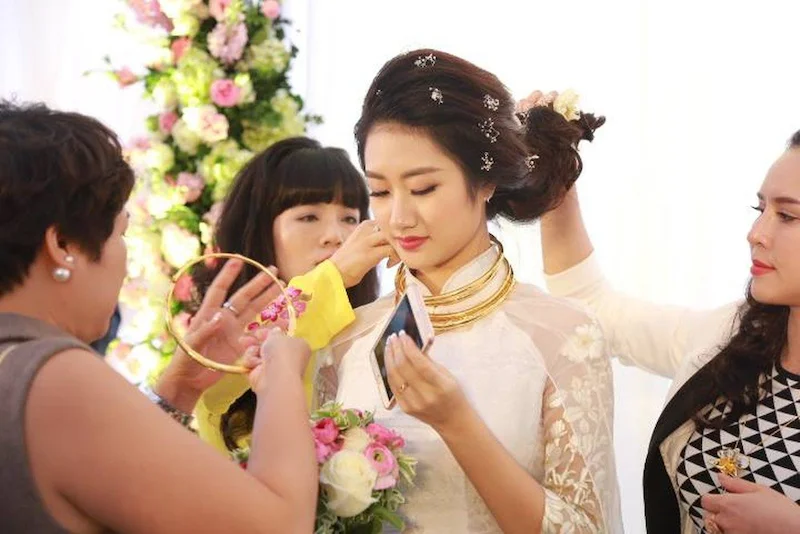 Các buổi lễ cưới người thân sẽ trao vàng cho đôi lứa