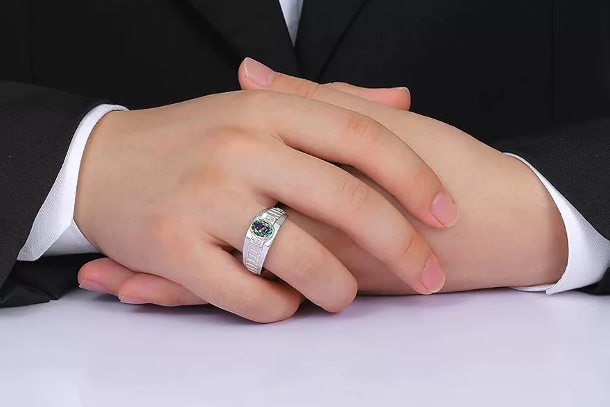 Nhẫn kim cương màu xanh lá là sự lựa chọn hoàn hảo cho nam mệnh Mộc
