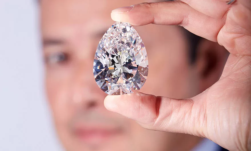 Nhờ chuyên gia trang sức kiểm định chất lượng kim cương