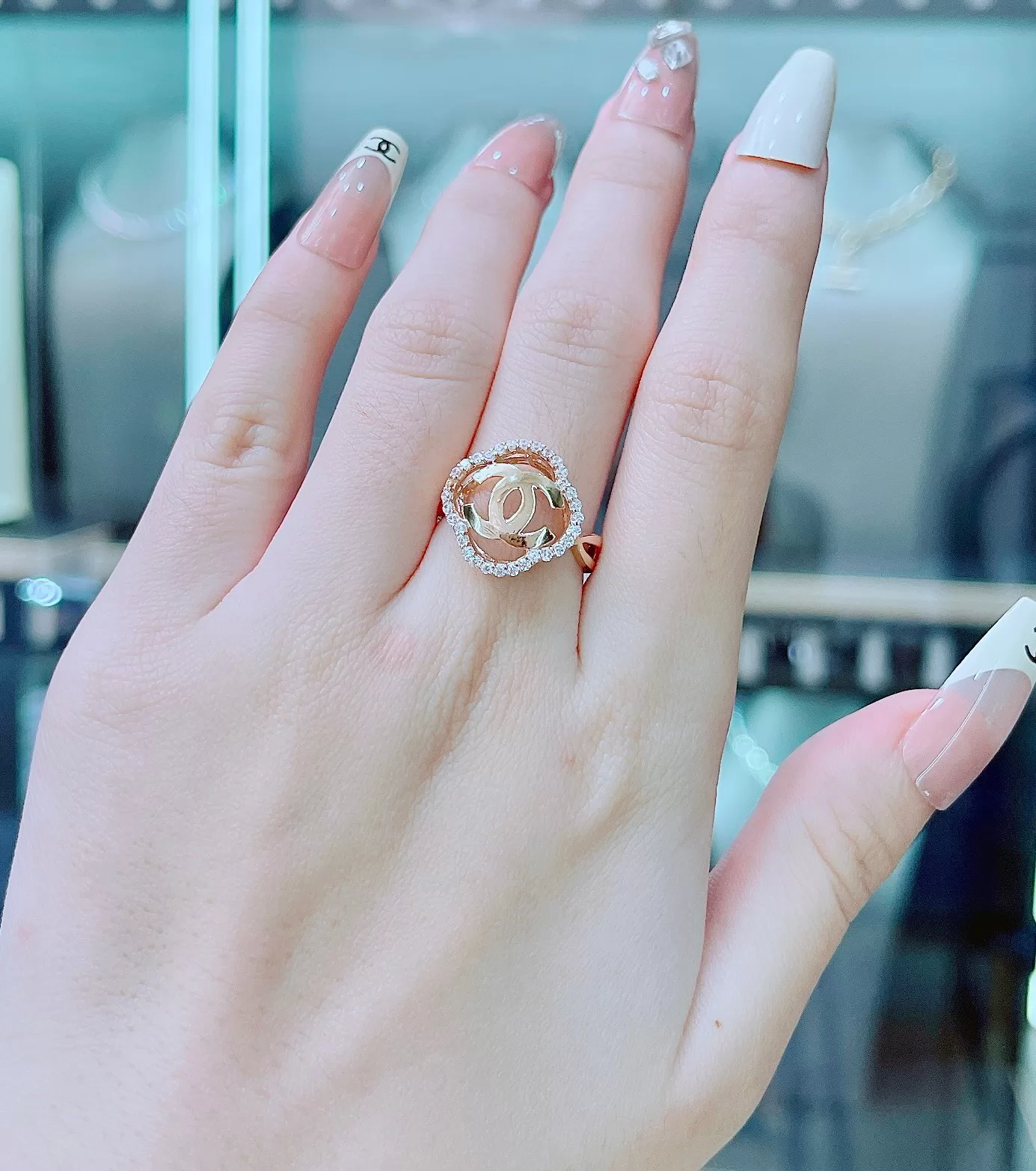 nhẫn vàng ý nữ-biểu tượng Chanel bên trong hoa đính đá-3g87