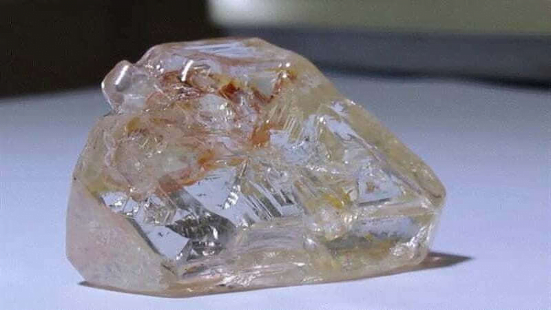 Kim cương thô thường có giá thành thấp so với kim cương đã qua tinh chế kỳ công 