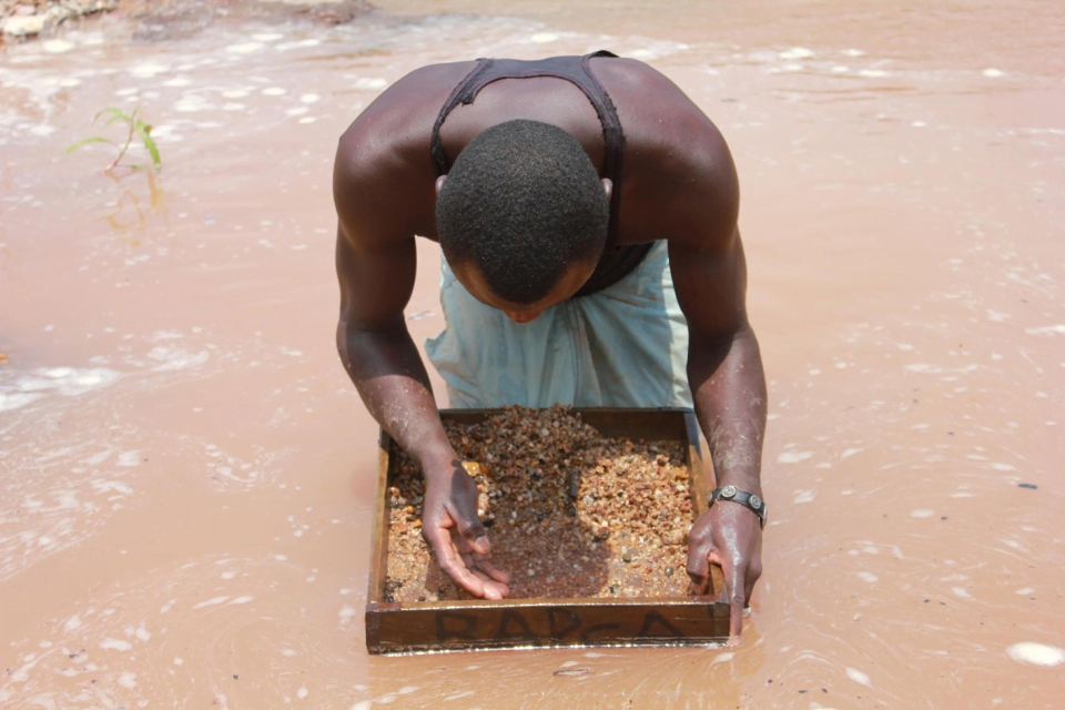 Chọn lọc kim cương lẫn dưới lớp bùn phù sa