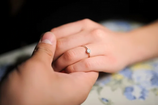 Nên đeo nhẫn tỏ tình ở ngón nào mới đúng, hợp lí?