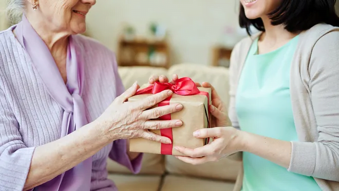 ý nghĩa sâu sắc của việc tặng bông tai cho mẹ