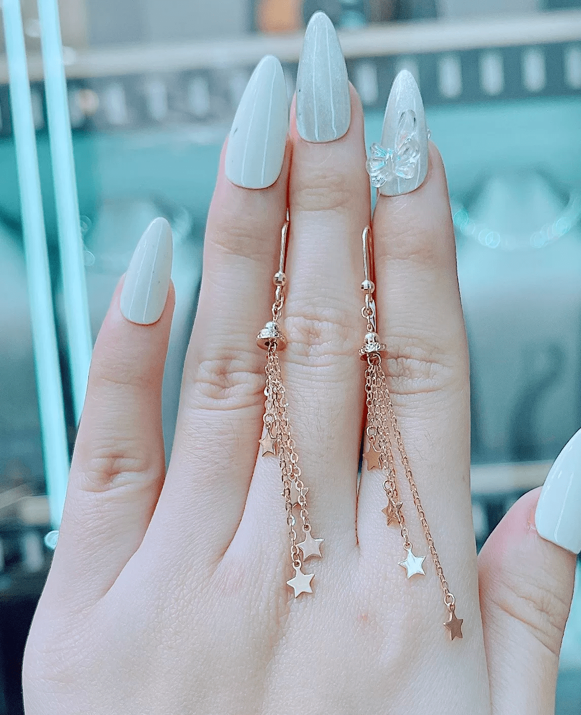 hoa tai soi manh voi duong net mem mai