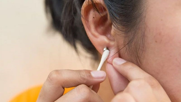 Sử dụng nước muối để rửa lỗ xỏ