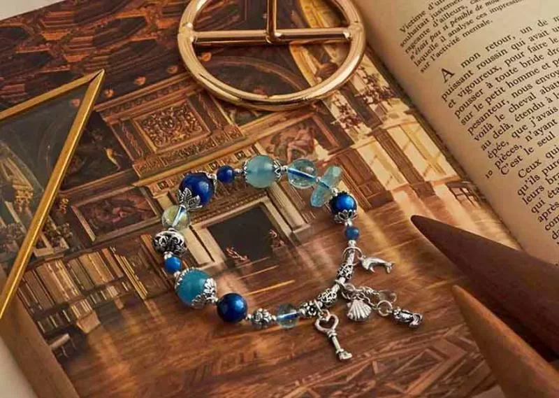 trang sức với các biểu tượng liên quan đến nước phù hợp mệnh thủy