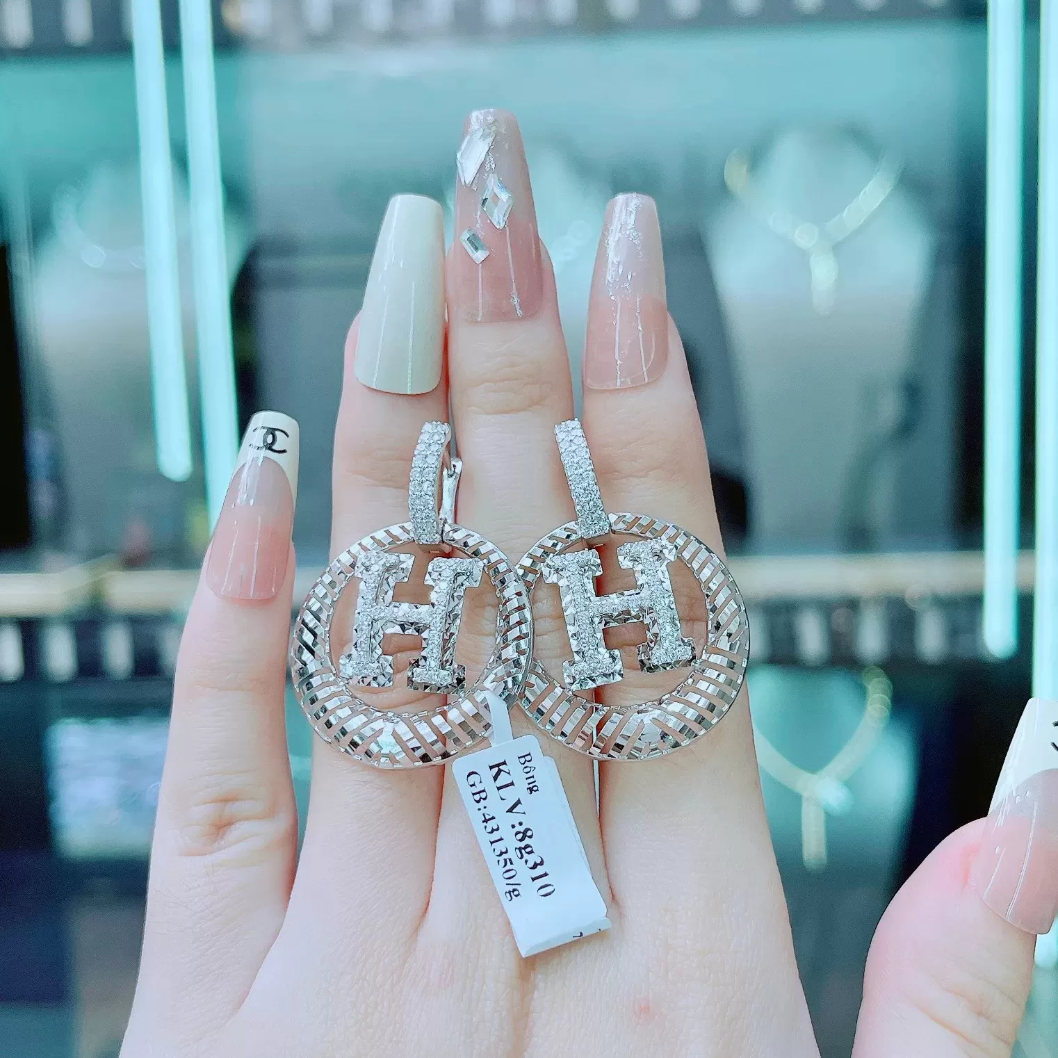 hoa tai dang tron tao diem nhan nhe nhang