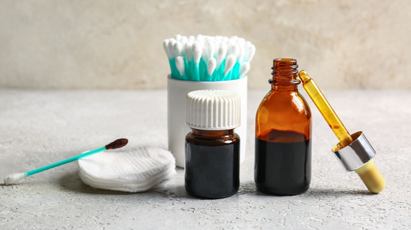 Vệ sinh bằng cồn đỏ cho vị trí xỏ khuyên