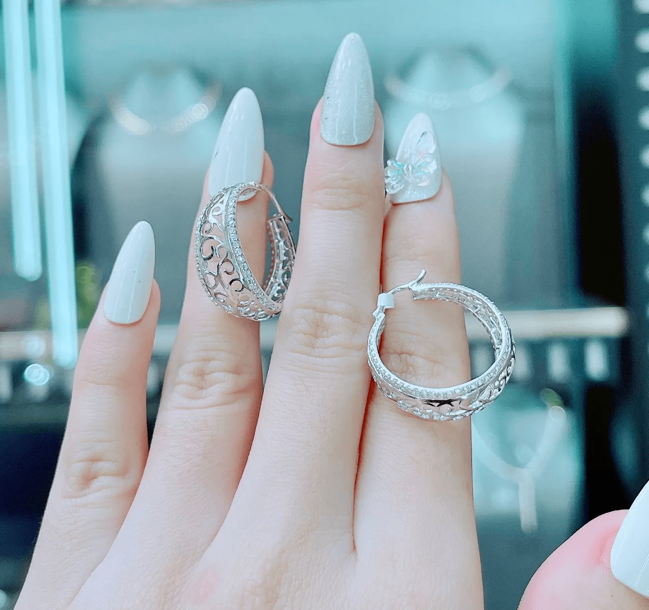 hoa tai dang hoop phu hop cho mat vuong