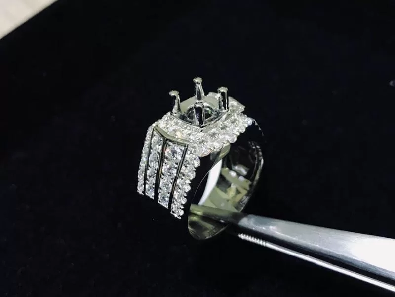 Vỏ nhẫn kim cương vàng trắng giúp viên kim cương lung linh hơn