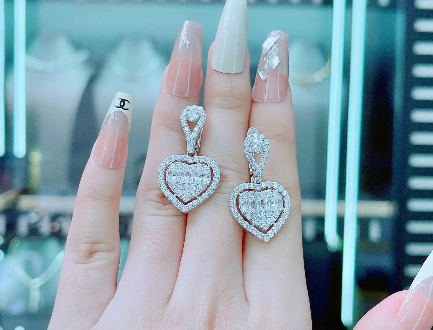 hoa tai hinh trai tim lam tang ve nu tinh