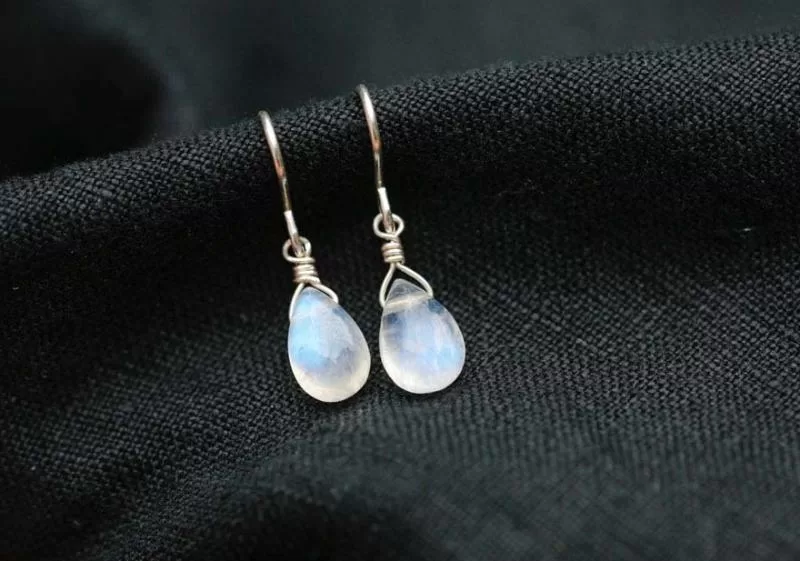 Hoa tai với đá Mặt Trăng là sự lựa chọn tuyệt vời cho người mệnh Thuỷ