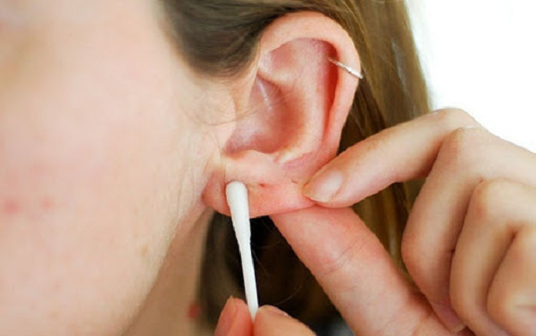 Cách vệ sinh lỗ tai sau khi bấm tại nhà nên biết