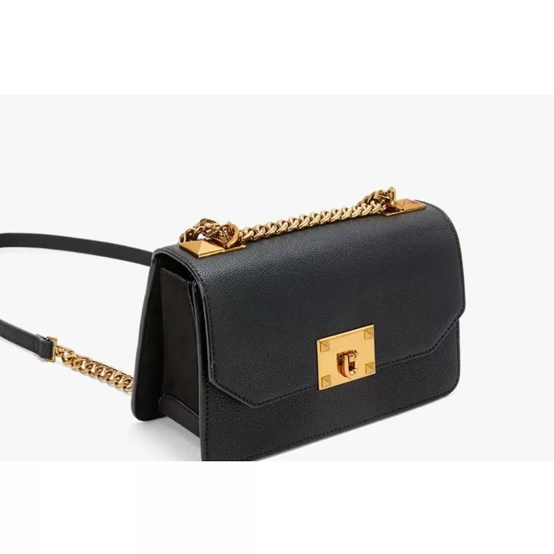 túi xách đen cùng tone màu với váy đen là sự kết hợp hài hòa