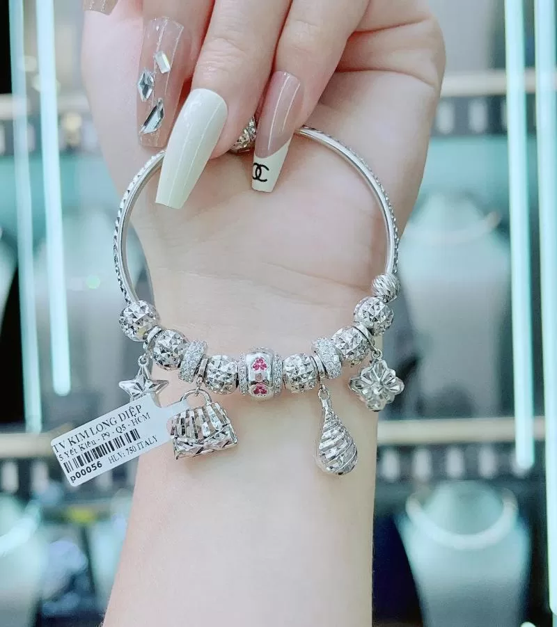 vòng tay có gắn charm