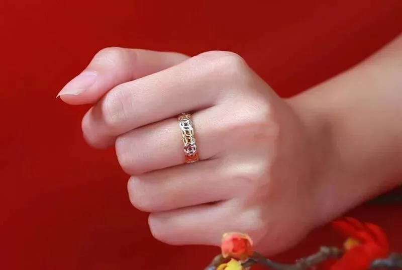 Nữ đeo nhẫn ngón giữa để giữ tiền tài