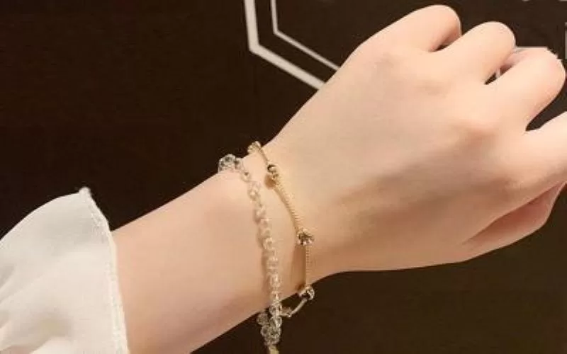 Mang vòng bên tay trái cho sự nghiệp suôn sẻ