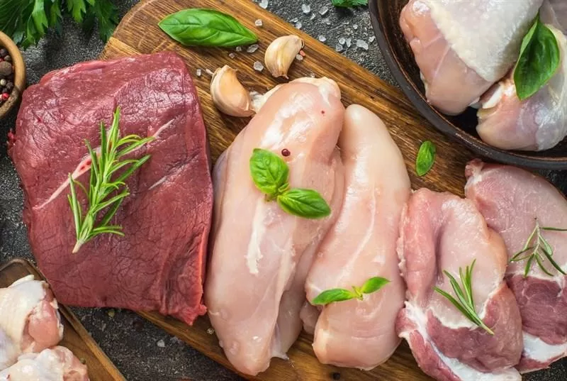 Trong thịt bò, gà chứa protein cao làm da bị sẫm màu