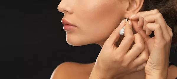 Cách mở khuyên tai tròn dễ dàng, an toàn và không bị đau tại nhà
