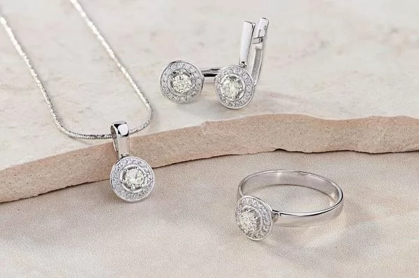 Vàng trắng là gì? Vàng trắng có bị đen không?