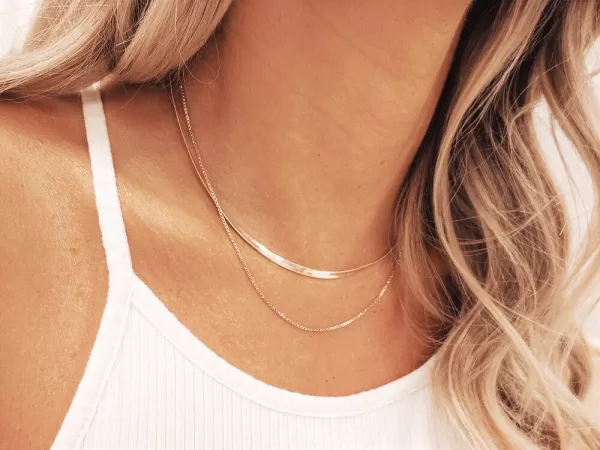 Đeo dây chuyền không mặt tinh tế, trendy | Kim Long Diệp