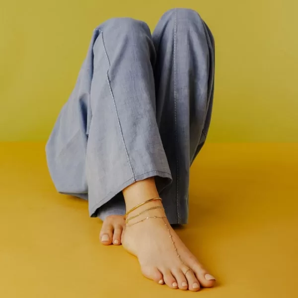 Nữ nên đeo lắc chân bên nào?