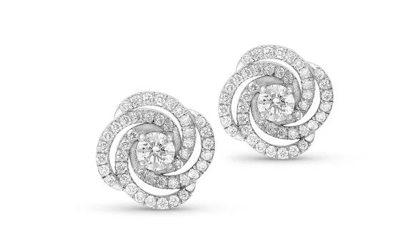 Đôi khuyên tai hột xoàn có thiết kế xoáy vào trung tâm