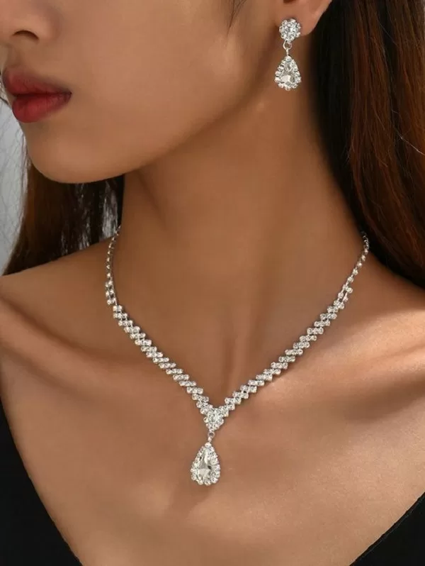 Đôi bông tai kim cương có thiết kế hình giọt nước sang trọng, thanh thoát