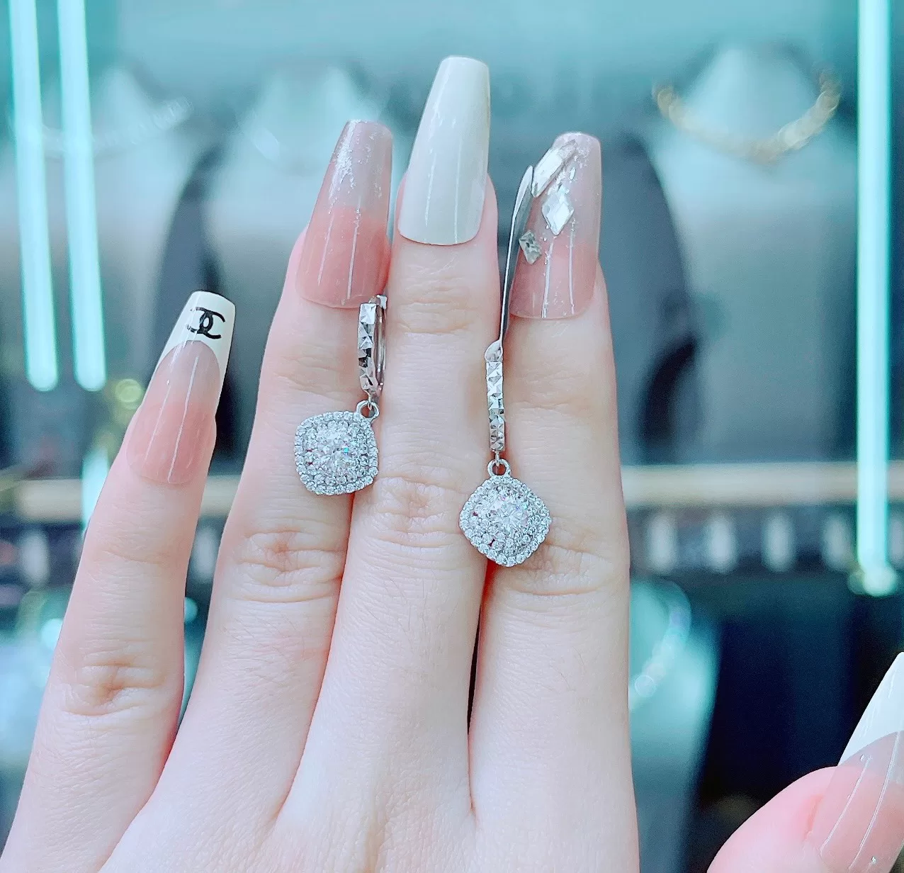 Mẫu bông tai kim cương được yêu thích hiện nay