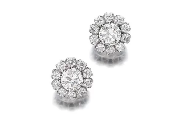 Mẫu khuyên tai bông hoa nhỏ với viên kim cương trung tâm 5 ly